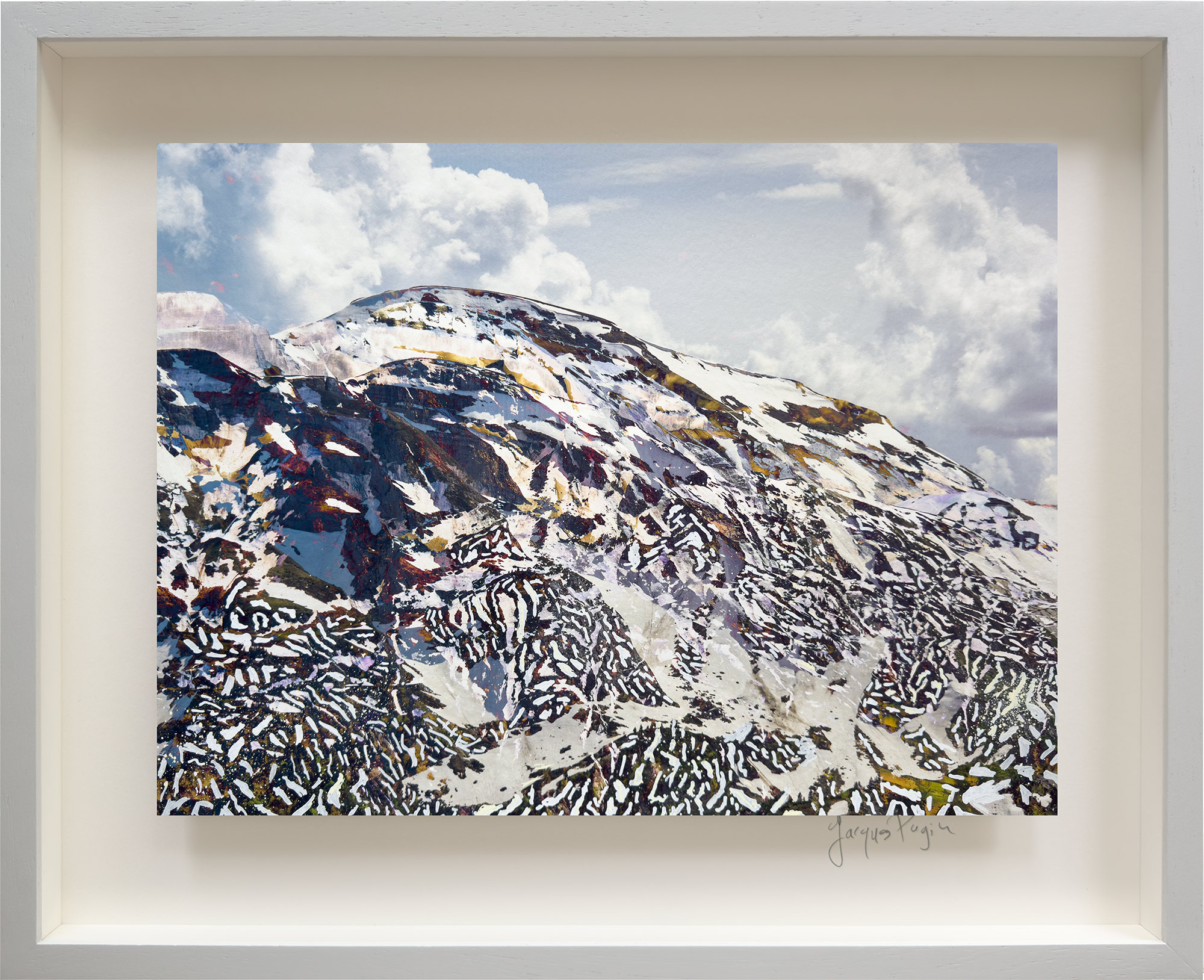 2025, La montagne assiégée N° 158 Photographie peinte à l’acrylique cadre plat peint gris avec réhausse et châssis biseauté + barre d’accroche fond carton blanc 50x60m pour visuel en flottaison verre musée antireflet 3mm 50x60m Photographie peinte collée sur alu 1mm 38x51cm, signée, pièce unique.